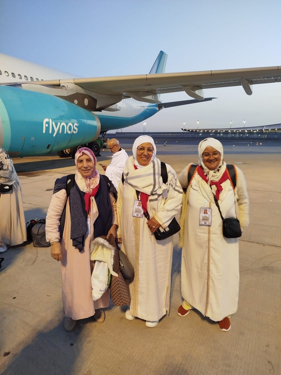 مجموعتنا على مدرج المطار قبل الإقلاع