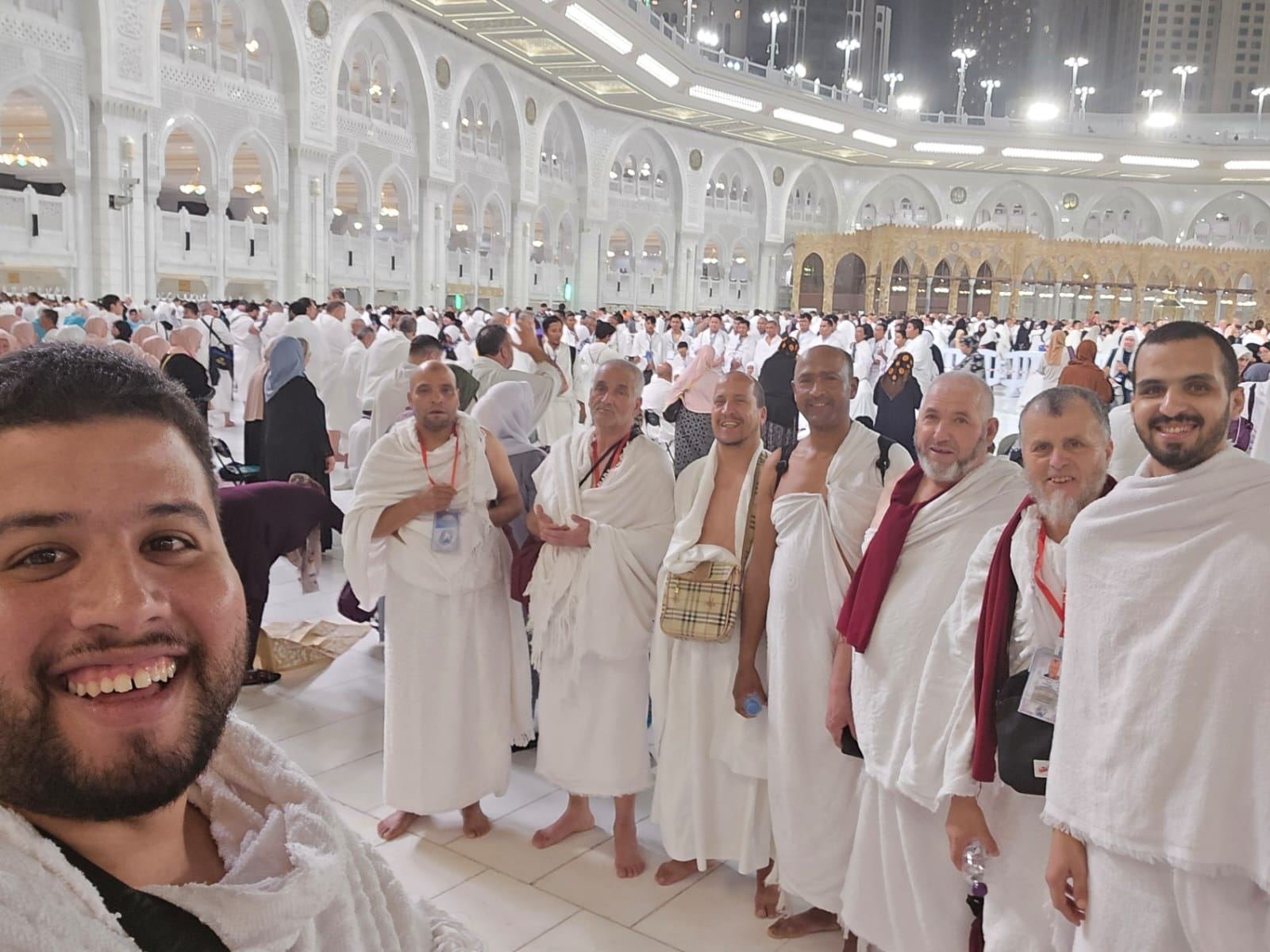 صورة جماعية لمعتمري أسفار الصفوة داخل المسجد الحرام