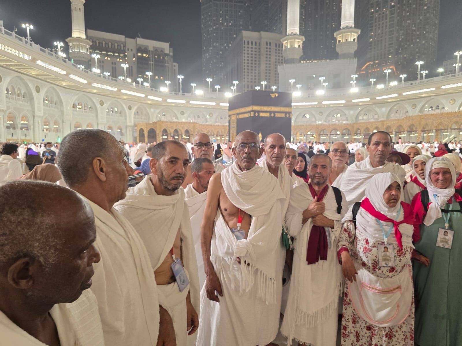 مجموعة من معتمرينا أمام الكعبة المشرفة ليلاً