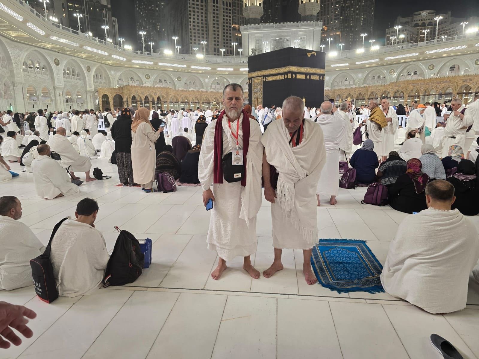 لحظة تذكارية أمام الكعبة المشرفة