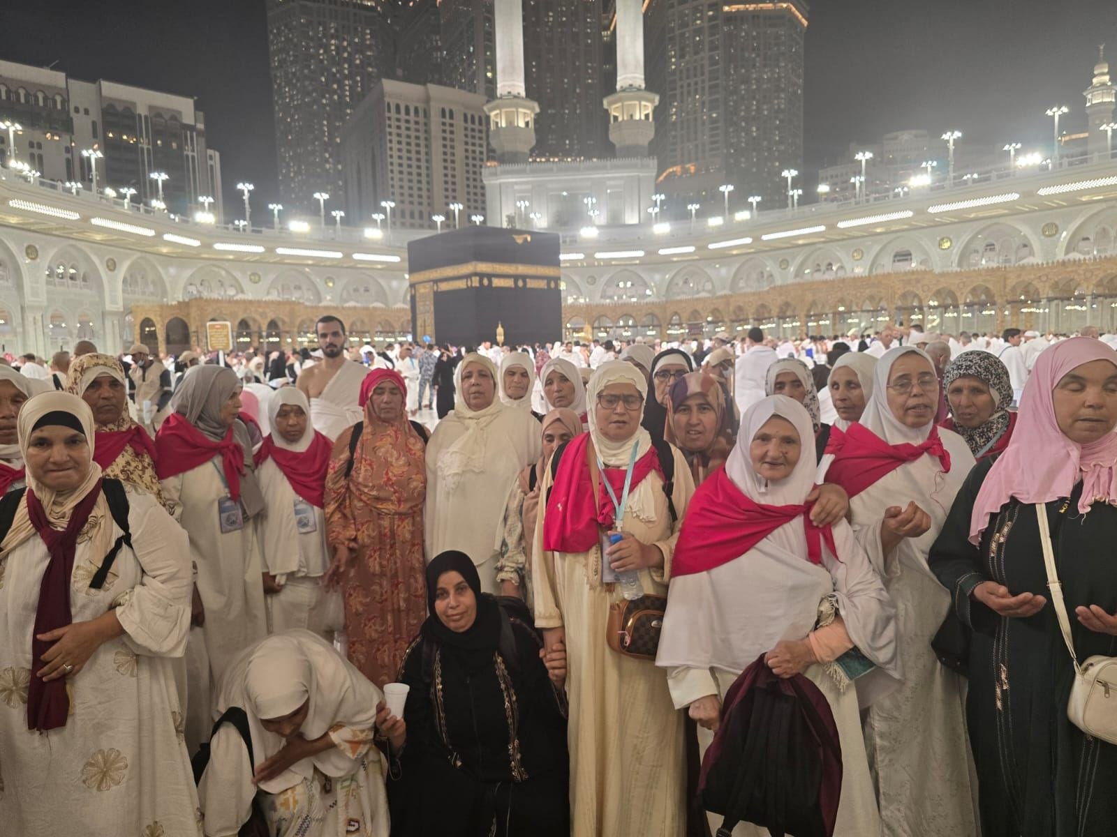 أفواج أسفار الصفوة أمام الكعبة المشرفة ليلاً